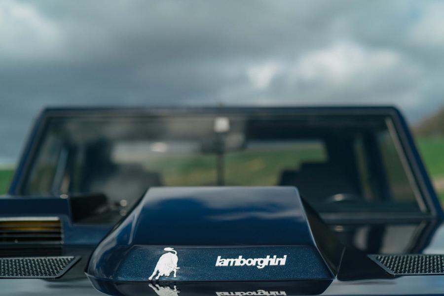 Детали экстерьера Lamborghini LM002 1997 года  (фото 41 из 45)